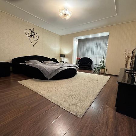 One-Bedroom Apartment In The Center Днепр Экстерьер фото